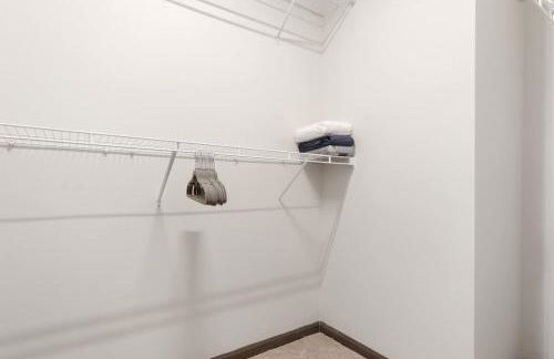 3BR King Bed Balcony North Raleigh - Foto 16