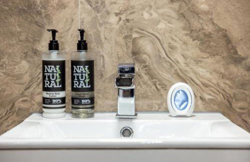 ROOMS NEAR ME - All amenities, private access entire place, kitchen & washroom, smart tv, parking nearby - Foto 40