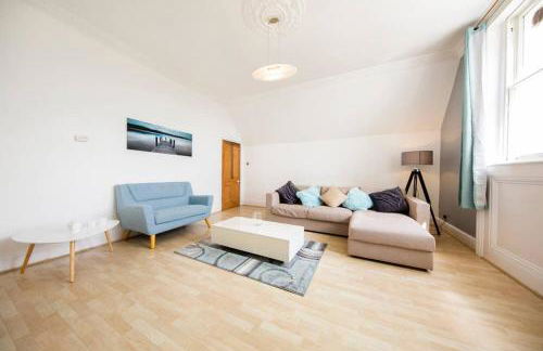 Clifton Spacious 3 Bed Apt & Parking - Simplycheckin - Foto 3