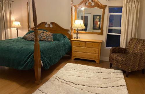 Huge Cozy Home with Many Bedrooms in Ivywild - Foto 31