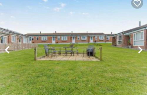 Dog Friendly Beachside Cottage Kessingland with private parking - Photo 2