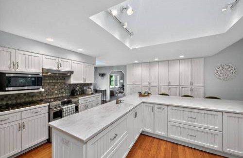 Secluded Luxe 5BR Estate| Pool, Wineries, Near ND - Foto 22