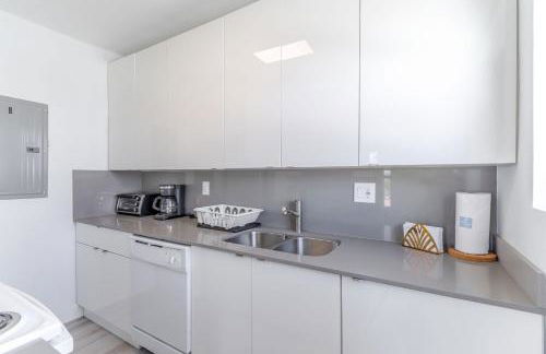 Renovated Apts with Kitchen, Fast WiFi, Smart TV, Roku & Pool Onsite 4 mi to Surfside Beach - Foto 59