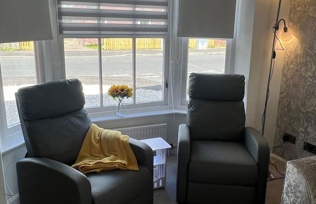 Ayr Refurbished May 2024 3 Bedroom 140m2 Detached House With Private Gardens - Photo 9