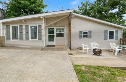 Lakefront Escape, Sunrise Views, Boat Slip & Community Dock Access - Foto 1