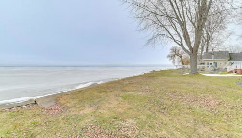 Bright Houghton Lake Home with Boat Dock and Fire Pit - Foto 3