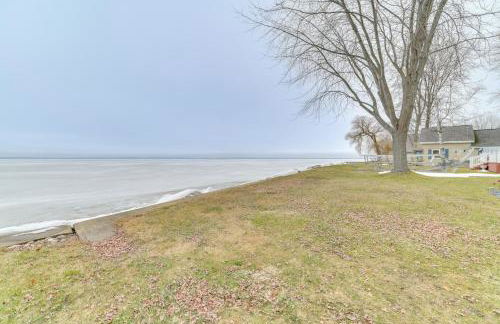 Bright Houghton Lake Home with Boat Dock and Fire Pit - Foto 3