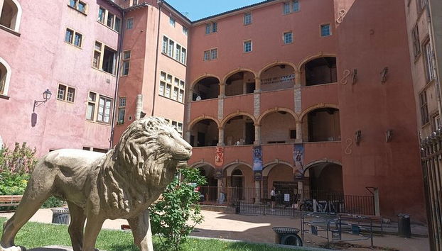 Private tour of old Lyon - 2 hours - Photo 3