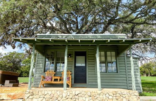 Efficiency-Style Cabin with Spa Lovely for a Couples Escape in Hunt, Texas - Foto 1
