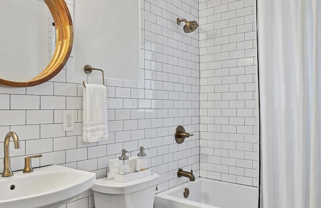 Beach Bliss 10 Mins to Waves 3BR Oasis With Pool - Foto 32