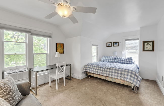 Unique Charmer: Outdoor Space & More Near Um 3 Bedroom Home by RedAwning - Foto 2