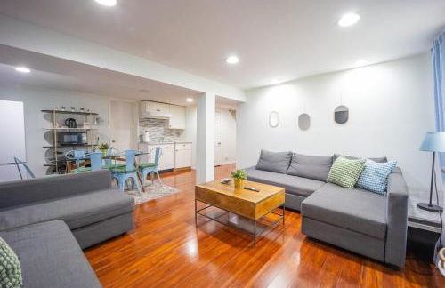 Bright 3bed basement with backyard & free parking - Foto 1