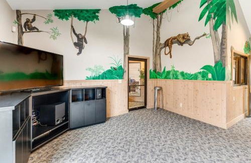 Luxe Long Lake Estate! Courts, Pool and Game Room - Foto 16