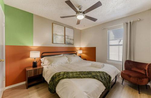 Serene King Suite Getaway - Sleeps 4 - Pool, Pkg - Foto 29