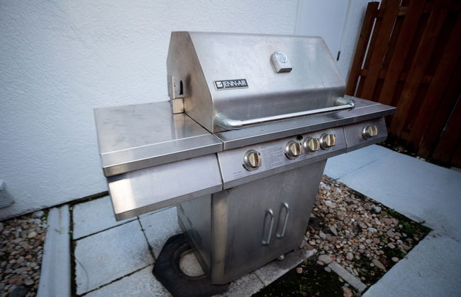 Gorgeous Urban Oasis W/hot Tub, Heated Pool And Private Movie Theater 3 Bedroom Home by RedAwning - Foto 66