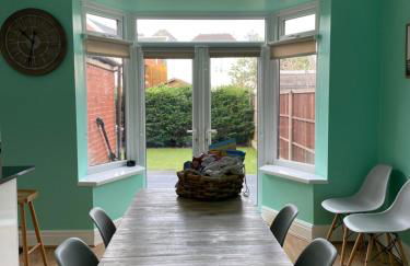 Spacious Family Home Minutes from the Beach - Foto 28