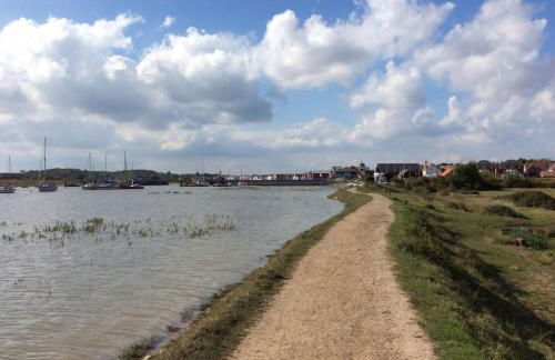 Charming Tudor riverside house - Foto 24