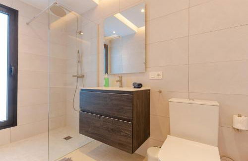 Modern villa with Heated Pool & BBQ Next to the Beach - Foto 39