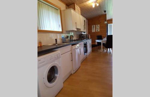 Luxurious lodge, Woodlands View, Hot tub at Rudyard Lake, couples or small family - Photo 12