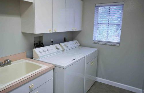 Peachland getaway with pool and tiki bar - Foto 17