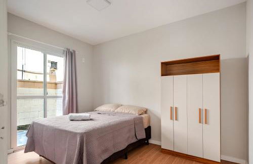 Apto Térreo Completo com Ar Cond para 5 Hóspedes Próximo a Florianópolis - Foto 14