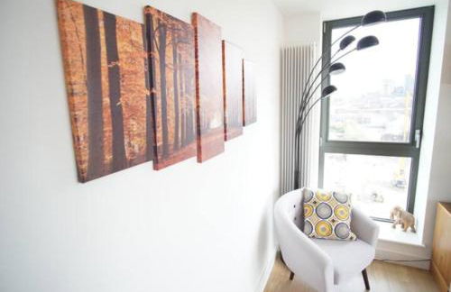 Spacious 2BR 2BA Apartment with Balcony & Free Parking - Near ExCeL & City Airport - Foto 15