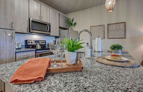 Boho Oasis w KING Bed w POOL Nr AIRPTShoppingDWTN - Foto 10