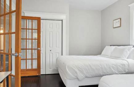 Blue & Gold Retreat sleeps 14 Minutes from ND - Photo 13