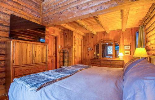 Family-Focused & Pet-Friendly Log Cabin with 4BR 2BA Sleeps 10 - Photo 38