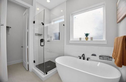 Modern EaDo Stay - 3BR Townhome w Private Deck - Foto 13