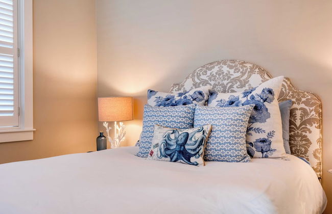 Waterfront 4bdr w/ Deck, Stunning Views, Fire Pit Cedar Street by Avantstay - Foto 25