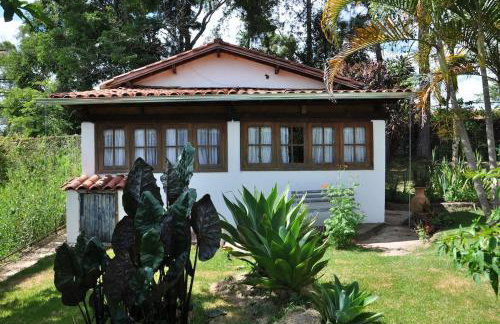 Casa COMPLETA, 2 quartos, Estacionamento GRATUITO, WIFI 300MB, frigobar, microondas, fogão e jardim - Foto 16