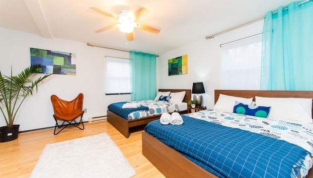 Waterfront Chalet W hot-tub & Pool by RedAwning - Foto 2, Habitación