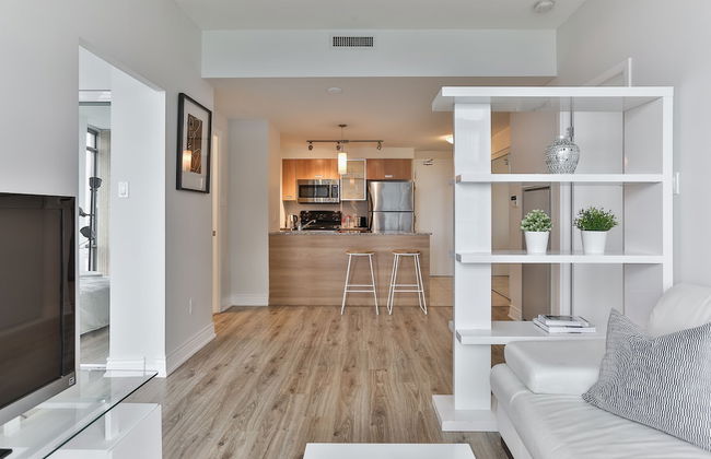 Bright Sub-Penthouse on Bay St - Photo 13