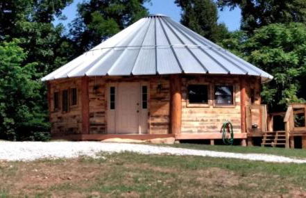 Rustic Octagon-Shaped Cabin for a Glamping Getaway near Huntington, West Virginia - Foto 10