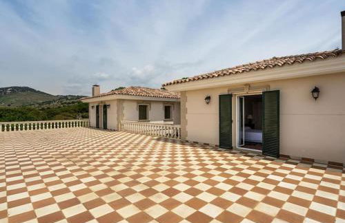 Architectural jewel between sea and mountains - Foto 13