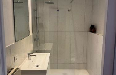 Comfort Stay Legnano - Appartamento di 85m2 con 2 bagni, Smart TV, WiFi ultra veloce e angolo lavoro, perfetto per visitare Milano in relax - Photo 18