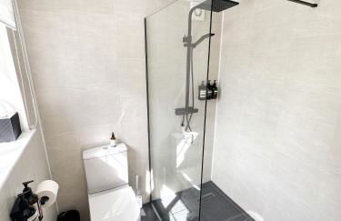 1 Bed Cabin - Sleeps 2 - Pets - Garden - Parking - Photo 4