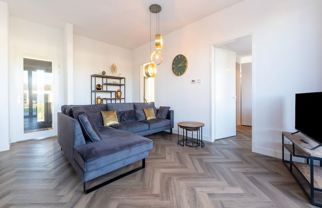 Cozy Villa With Lakeside Views - Photo 19