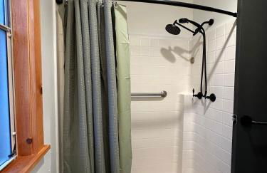 Cozy Covelo Tiny Home - Hot Tub & Oaks - Foto 11