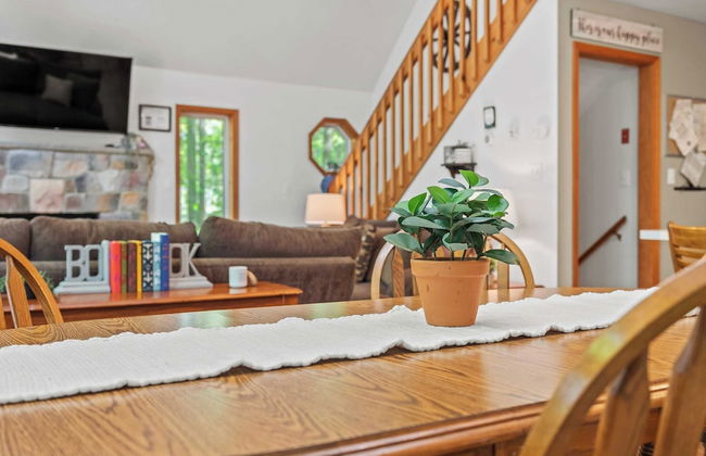 Lake + Pool Access, Game Room, Firepit, Deck Tawny and Peaceful by Avantstay - Foto 8