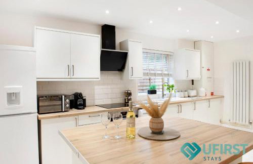 Delightful 3BR Home - Hot Tub - Near Castle, QMC - City Centre & Trent Bridge - Free WiFi & Parking - Sleeps 6 - Foto 11