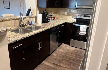 Spacious 2 Bedroom 2 Bathroom Apartment with Balcony in Uptown Charlotte! City Views & Free Parking! - Foto 14