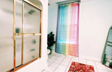 Uptown Colorful Cottage by the Riverwalk - Foto 24