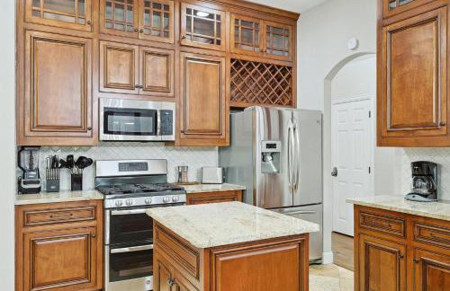 5BD 2BA w Backyard Oasis Pool Jacuzzi Firepit - Foto 12