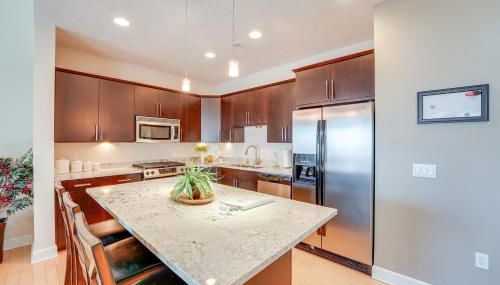 Marina, Pool and Balcony Modern Spring Lake Condo - Foto 4