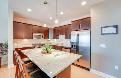 Marina, Pool and Balcony Modern Spring Lake Condo - Foto 4