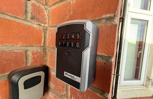 Spacious 1 Bed Flat - Free Parking - Quiet Area - Photo 2