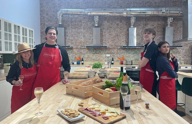 Clase de cocina vasca inmersiva para grupos pequeños en Bilbao con barra libre - Foto 14