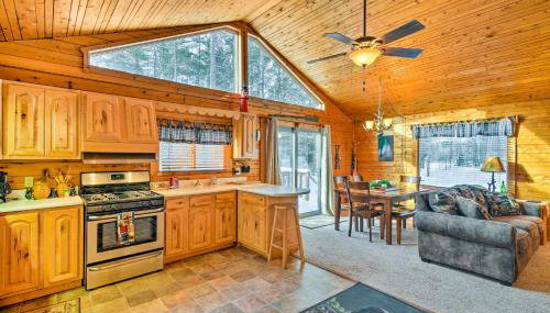 Cozy Manistique Cabin with Deck, Grill and Fire Pit! - Foto 2